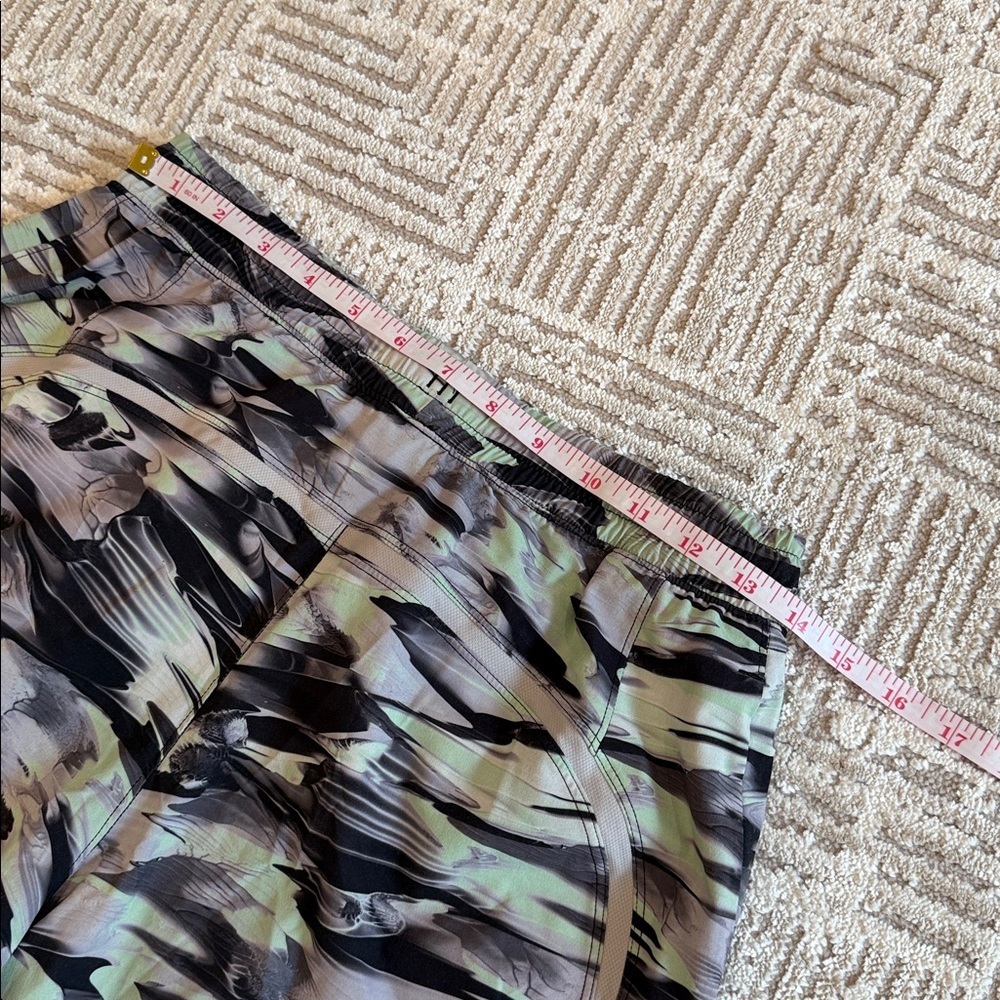 Lululemon Mens Pace Breaker Linerless Athletic Shorts 7” Paint Glide Green Black - Picture 9 of 9
